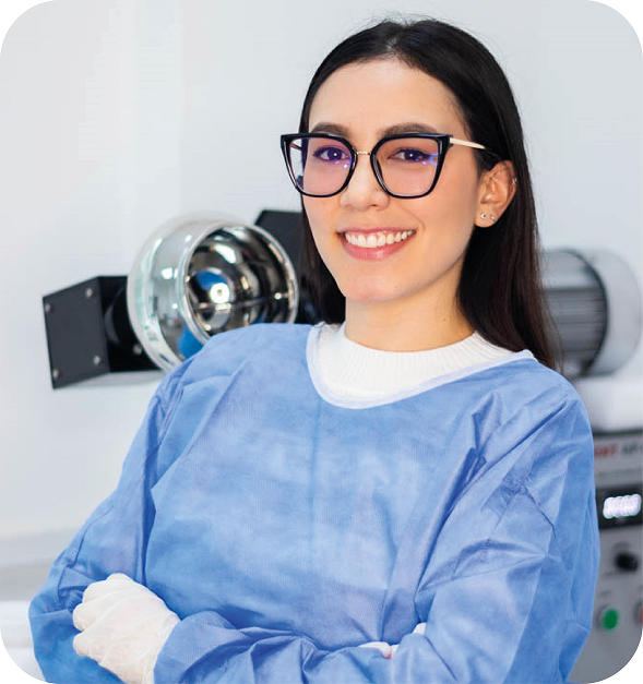 Profesional de laboratorio en Global Pharma desarrollando con ingredientes y principios activos farmacéuticos