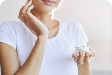 Aplicación de crema facial desarrollada con ingredientes cosméticos de alta pureza y principios activos dermatológicamente seguros.